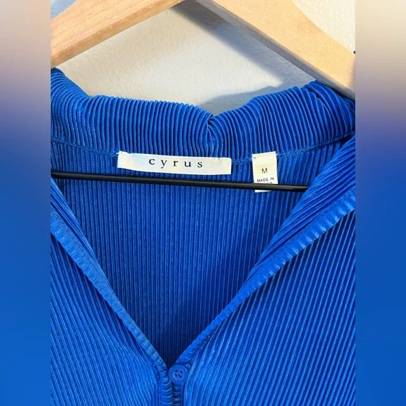 Cyrus Blue Ribbed Sleeveless Button-Front Blouse - Picture 5 of 5